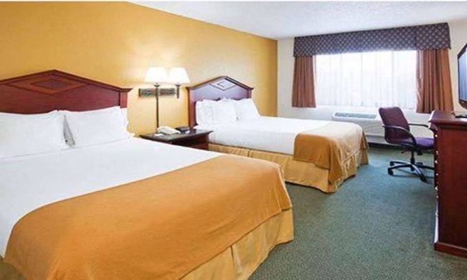 Eagan Casa | Norwood Inn Eagan -Luxury 2 King Bedroom Suite with Tub And Ktchnette