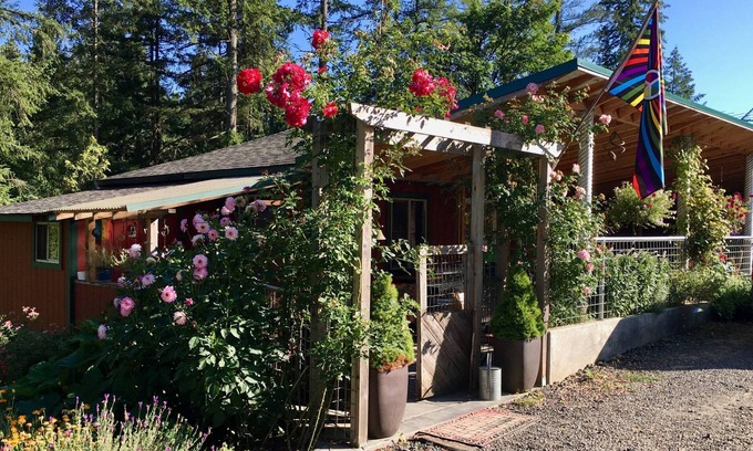 Portland Otro | Nos Suenos farmhouse, Charming 2-bedroom with hottub, WiFi in marvelous Portland