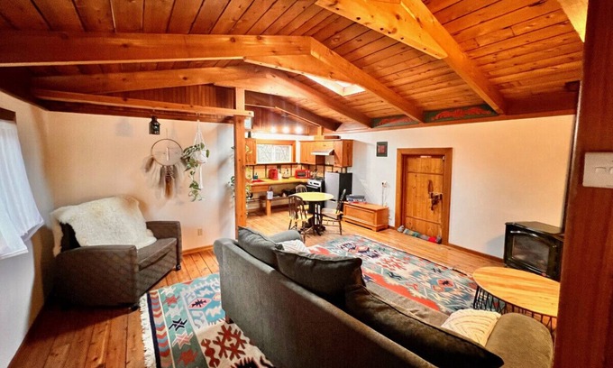 Squamish Cabina | Nostalgic Downtown Boatbuilder's Cabin - Licensed