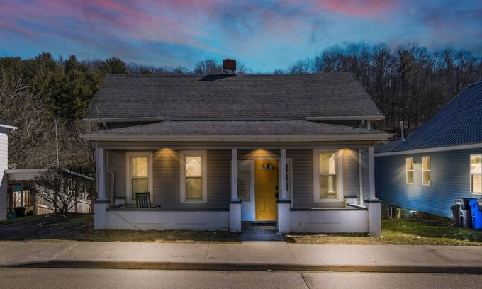 Nelsonville Casa | Nostalgic in Nelsonville: Great back yard for pets