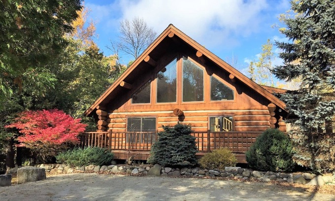 Sturgeon Bay Cabina | Relájese en nuestro hogar de inicio de sesión nostálgico (3BR / 2ba)