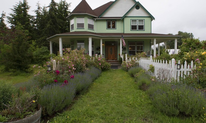 Sequim Otro | Nostalgic Victorian Home in Lavender Farm