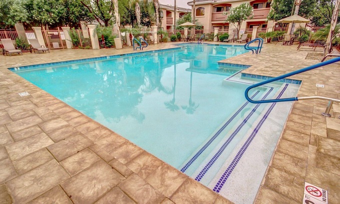 Maryvale Village Condominio | Remodelado - 2 camas King en la planta baja, cerca de la piscina y parrilla de gas