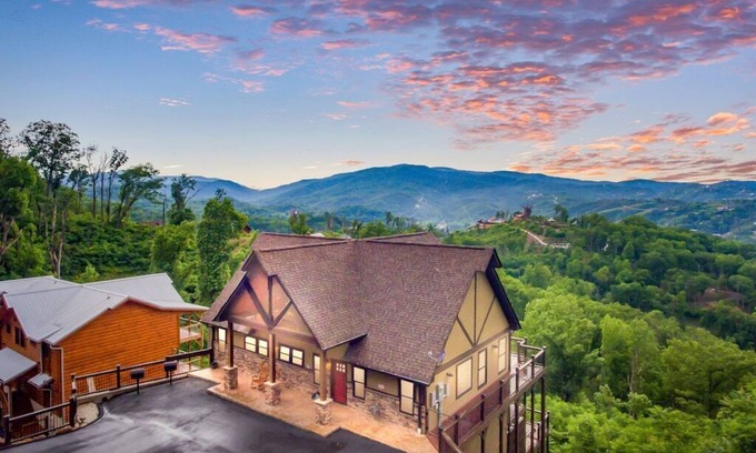 Gatlinburg Cabina | Luxury Lodge, Spectacular Views -FIRE PIT