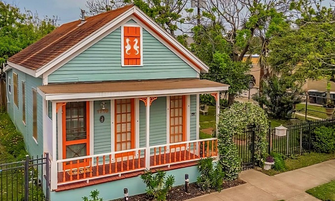 San Jacinto Cabaña | Notable Galveston Cottage just steps to Seawall Beaches, Sunrises & Attractions.
