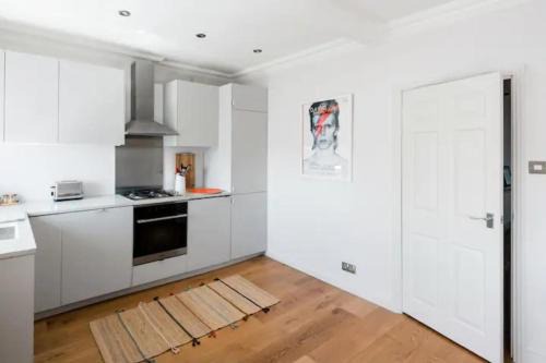 North Kensington Apartamento | Notting Hill Home on Tree-Lined Street Near Tube Stations