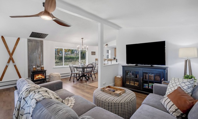 Divide Cabina | Nottingham Nook, a stylish cabin in Divide CO w/HOT TUB, game room, & seclusion!
