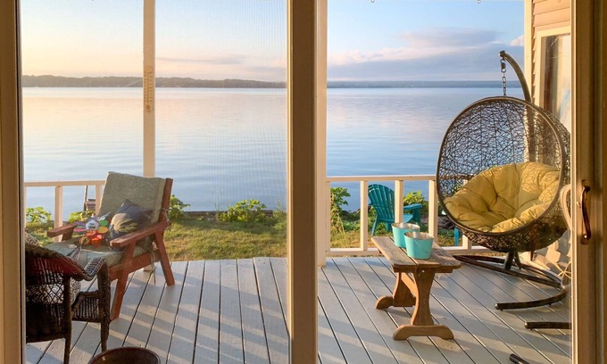 Sennett Casa | Nottivago: "Relaxing Cottage, Feet from the Water's Edge."