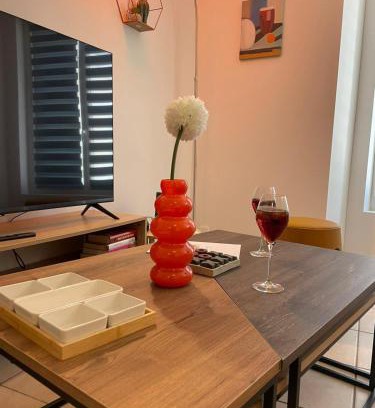 Surgeres Apartamento | Nouveau! Appartement climatisé à 100m du marché- Tendance 70's