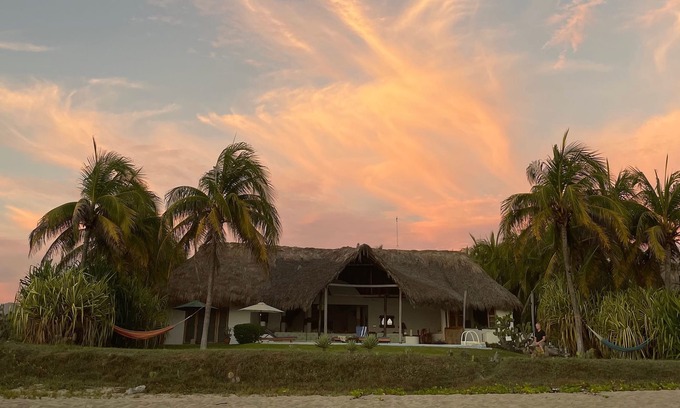 Santa María Colotepec Villa | Paraíso frente a playa y alberca- con cocinera y servicio de limpieza, relax!