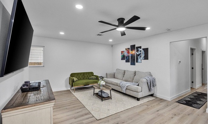 Northside Casa | Nr DT + Heights | Games | WiFi | Pets | Deck Yard