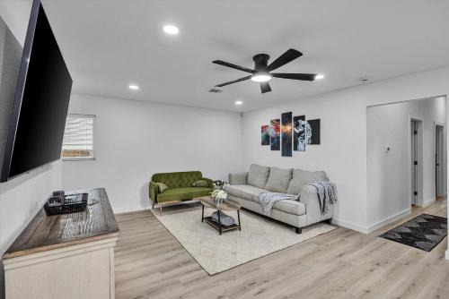 Northside Casa | Nr Dt Heights Games Wifi Pets Deck Yard