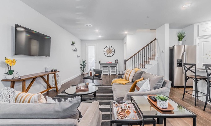 North Richland Hills Casa | NRH Two-Story Oasis 🏡King 👑 Bed + Garage🚗!