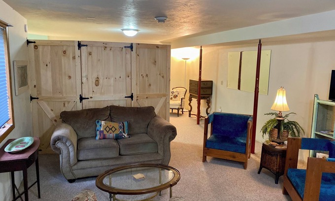 Sturgeon Bay Apartamento | The Creek View Suite at Lily Bay Creek Homestead in the heart of Door County.