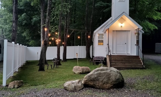 Cherry Creek Apartamento | Tiny Chapel: A Romantic & Tranquil Retreat for Getaways & Lasting Memories.