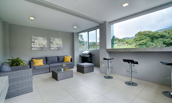 San Antonio Apartamento | NuBe House-Yoga Lessons and Maid Service Included *
