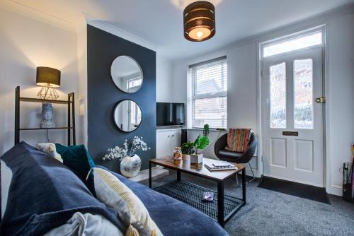 Colchester Apartamento | 'Number 11' Central Colchester - Super Convenient 2 x Double Bed 1 x Single Bed Cottage PLUS Office & Garden, 8 min walk Nth Station & Town Ctr, 2 min walk local shops & restaurants
