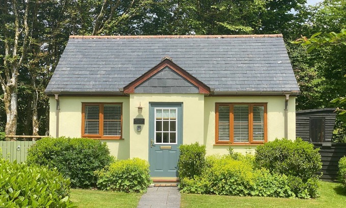 Camelford Cabaña | NUMBER 17 BELL COTTAGE, pet friendly in Camelford