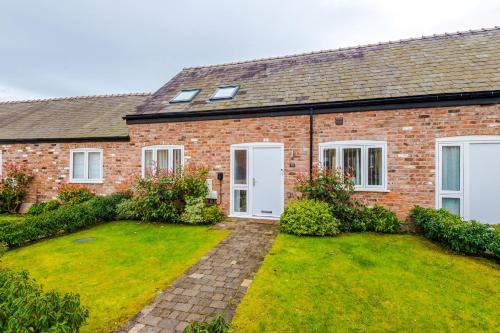 Mollington Casa | Number 21: A Breathtaking Chester Cottage with Parking