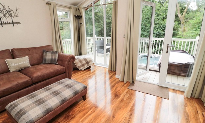 Morpeth Cabaña | NUMBER 43 BURNSIDE LODGE, pet friendly, with hot tub in Felton