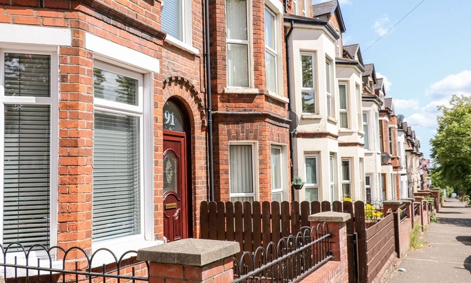 Belfast Cabaña | NUMBER 91, pet friendly, with open fire in Belfast, County Antrim