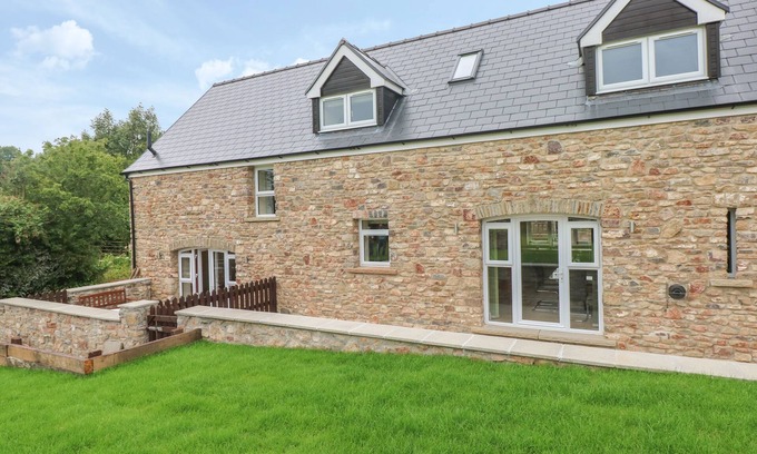 Miskin Cabaña | NUTHATCH BARN, pet friendly, character holiday cottage in Pontyclun