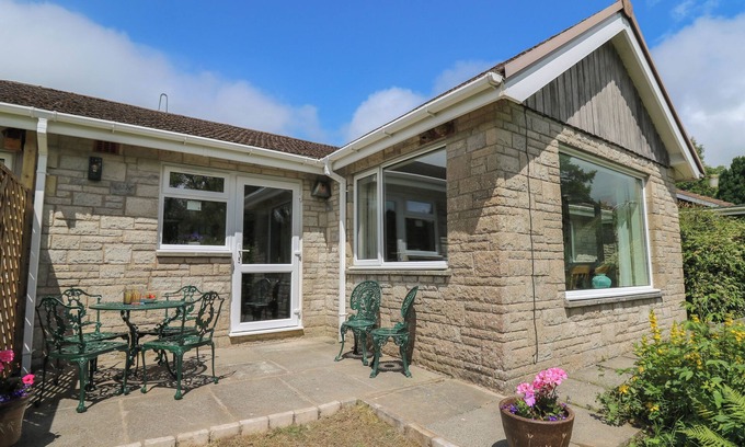 Rhayader Cabaña | NUTHATCH COTTAGE AT RIVERSIDE LODGE, pet friendly in Rhayader