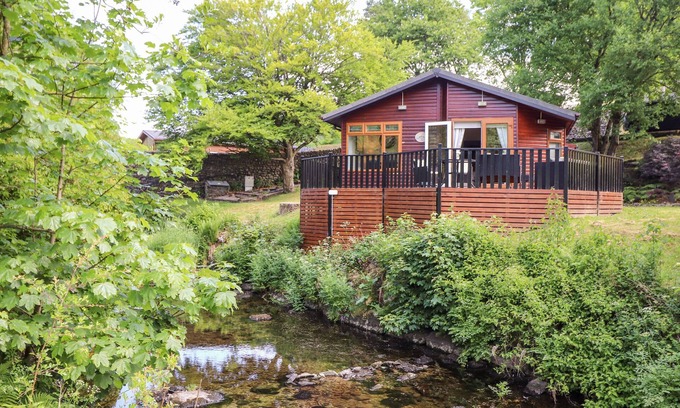 Troutbeck Cabaña | NUTKINS LODGE, pet friendly, with a garden in Windermere