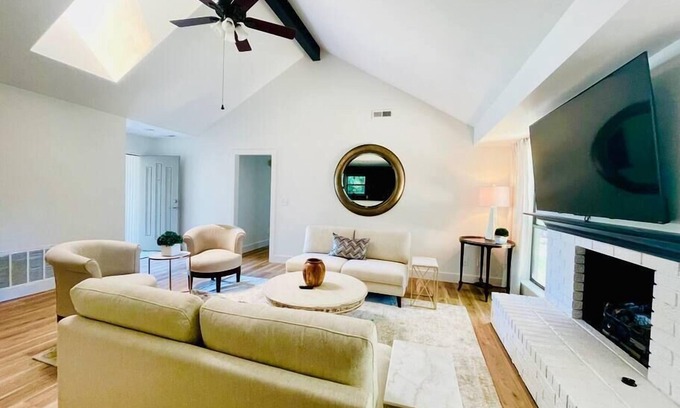 Fayetteville Casa | NWA Retreat by Scull Creek. Centrally located