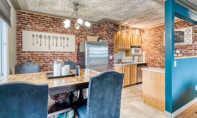 Mission District Apartamento | NY Theme Condo off of 17th Ave/Near the Saddledome