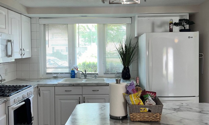 Carteret Apartamento | NYC Hideaway: Early Check-In, Free Parking, Fast WiFi, Airport 20 mins