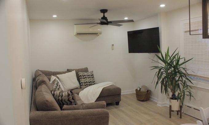 New Rochelle Apartamento | NYC NewRo Escape 3 Bdrm walk to train w/parking WiFi, AC