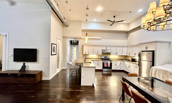 North Bergen Apartamento | NYC style loft apartment 10 min to Times Sq. 1 Parking space avail only.