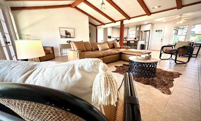 La Grange Otro | NYE Winter Ranch Escape, Workers Welcome, sleeps 16, Wifi, fishing, BBQ