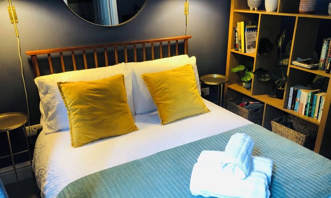 Pembroke Dock Apartamento | Nyth Bach - Little Nest. Stylish apartment in central Pembrokeshire