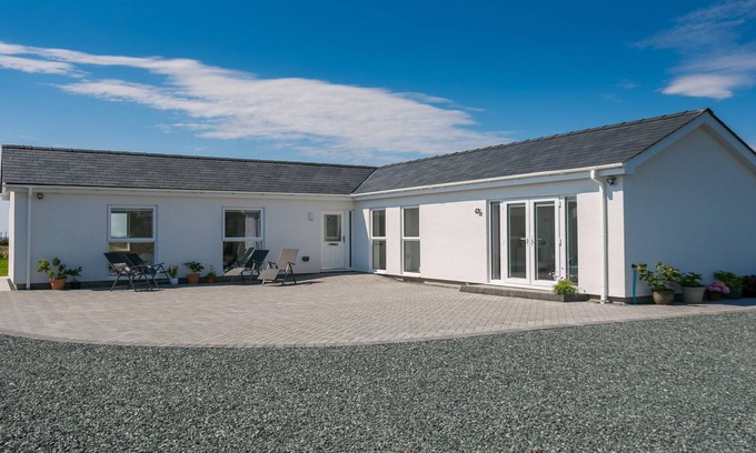 Ty Croes Cabaña | Nyth y Gwdihw - a ground floor bedroom that sleeps 5 guests in 3 bedrooms