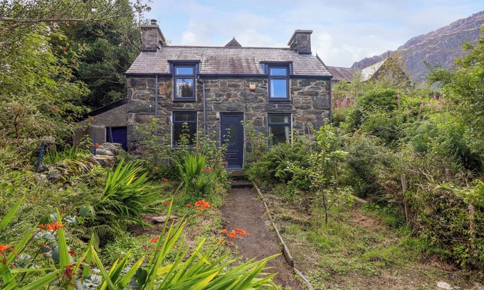 Tanygrisiau Cabaña | NYTH YR ERYR, pet friendly, with open fire in Blaenau Ffestiniog