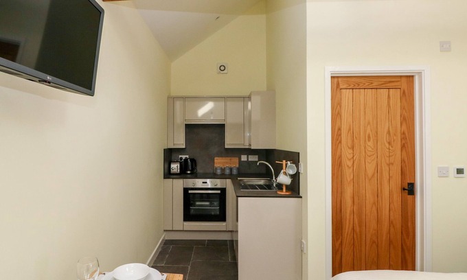 Monknash Cabaña | NYTHFA - 3 PLOUGH & HARROW, pet friendly in Llantwit Major