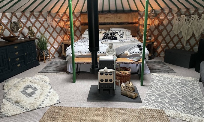 Chwilog Casa | O Dan Y Coed Luxury Yurt with Hot Tub
