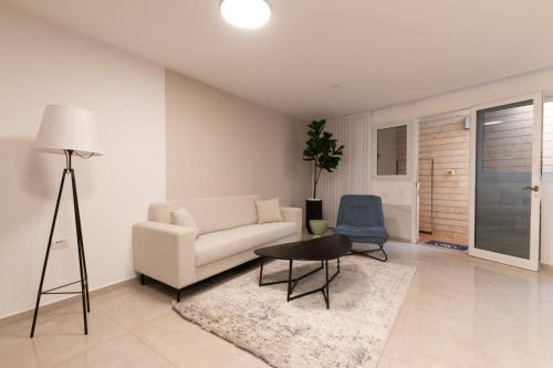 Rishon LeTsiyon Apartamento | O&O Group - Budget Basement Apt Near the Beach
