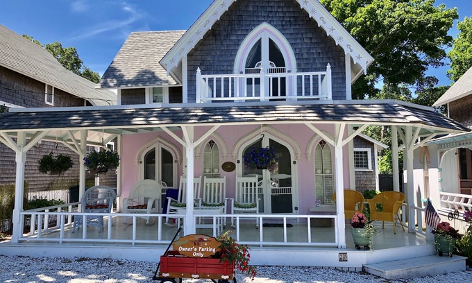 Oak Bluffs Cabaña | Oak Bluffs Gingerbread Cottage cerca del centro, la playa, Ferry y Ocean Park!