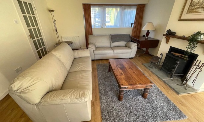 Dronfield Cabaña | Oak Cottage, a luxury cottage 4 bed cosy sleeps 8, dogs very welcome
