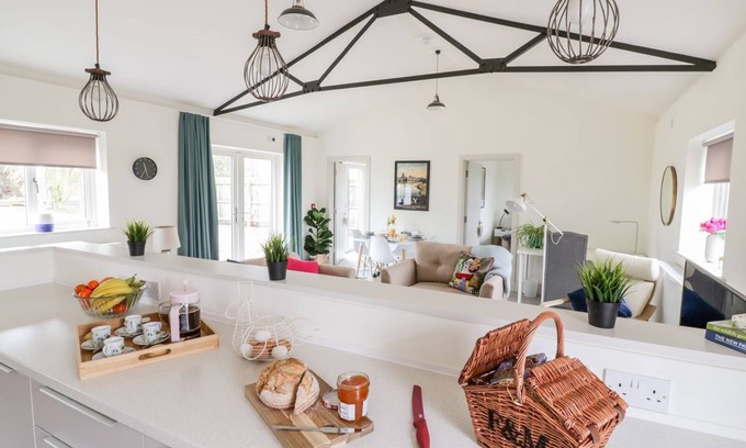 Ely Casa | Oak Cottage - Modern, Cosy Two Bed with Countryside Views and River Access