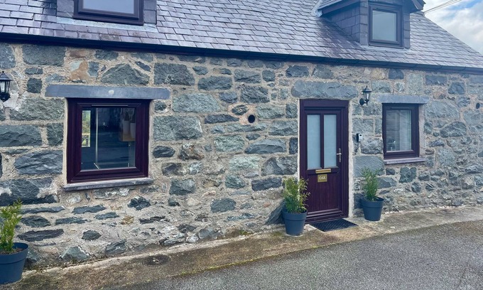 Henryd Cabaña | OAK COTTAGE, romantic, character holiday cottage in Conwy