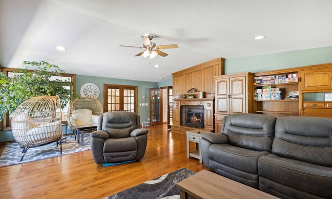 Ashwaubenon Casa | Oak Crest House – Gym & Sauna, Near Lambeau and Airport