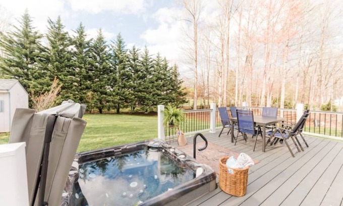 Forest Casa | Oak Grove Retreat-hot tub/family and pet friendly