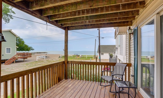 Oak Harbor Casa | Oak Harbor Lake Home w/ 4 Decks + Seating!