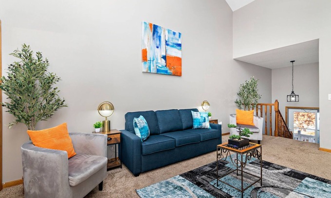 Raymore Casa | Oak Haven: 3 King Beds + 1 Queen Bed Fast Wi-Fi + FREE Parking - Sleeps 8 People