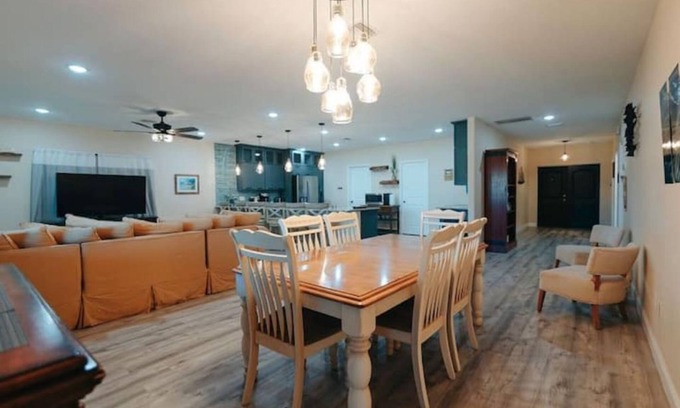 Indian Harbor Estates Casa | Oak Hill Luxury Fish & Boat House