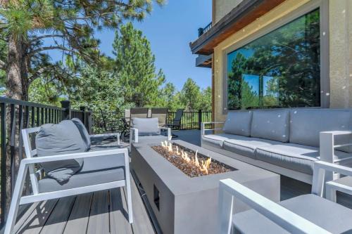 Woodmoor Casa | Oak Hills Clubhouse Ping-Pong BBQ & Fire Pit